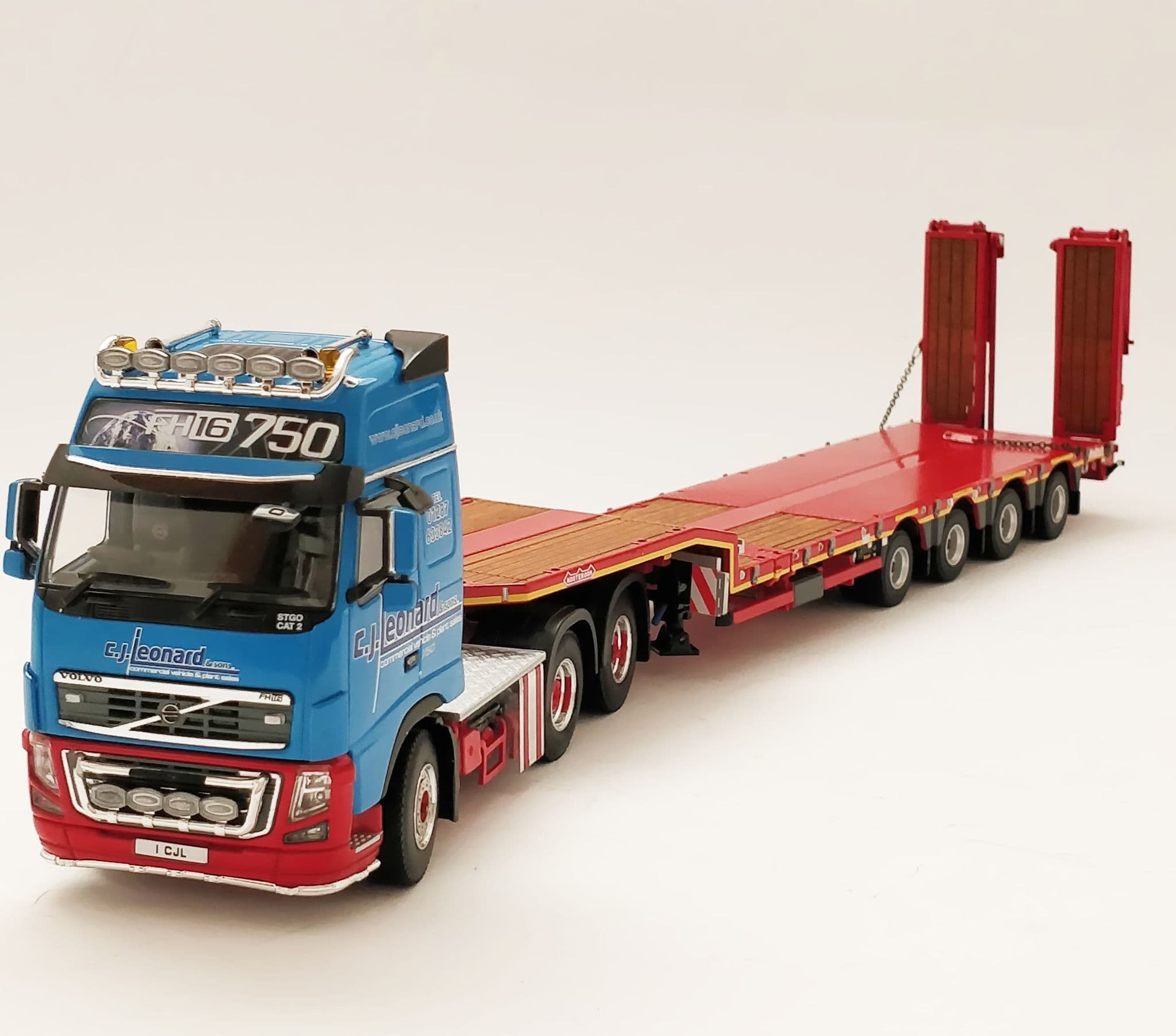 WSI Models Volvo スケールモデル SSM1562 Volvo F12 tractor truck /red-white/
