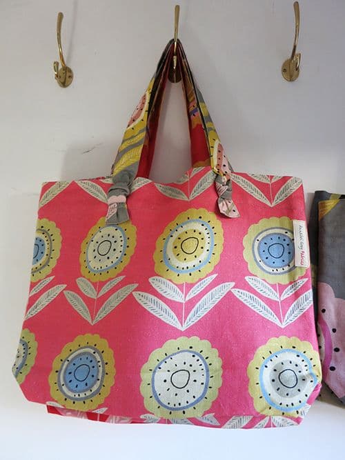 Big Daisy Cream Red 68