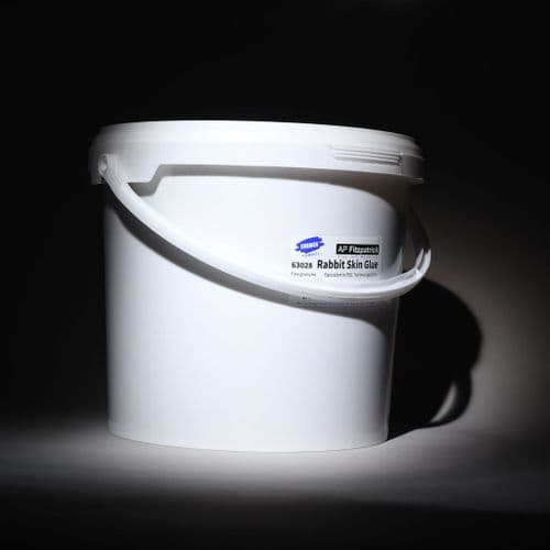 63028 Rabbit Skin Glue fine grind. Kremer Pigment, 2.5kg plastic container