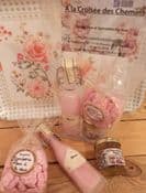 Ensemble crème de liqueur + bonbons + petit confit aromatisé à la rose