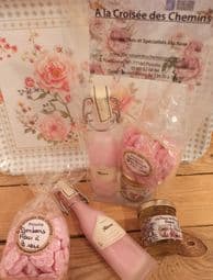 Ensemble crème de liqueur + bonbons + petit confit aromatisé à la rose