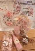 Ensemble crème de liqueur + nougats + petit confit aromatisés de rose