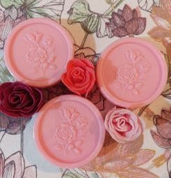 Savon rond à la rose