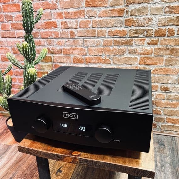 Hegel H390 - Dual Mono Integrated Streaming Amplifier | Audio Emotion