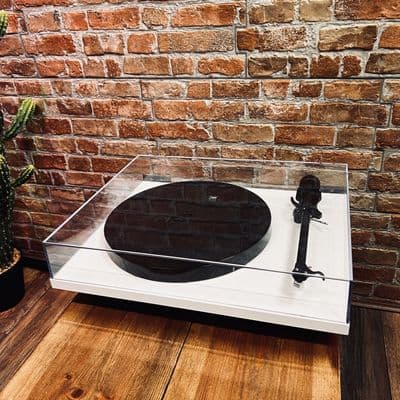 Rega P1 ECO Turntable + Rega Carbon MM + RB110 Tonearm