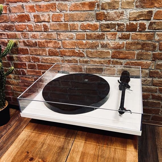 Rega P1 ECO Turntable + Rega Carbon MM + RB110 Tonearm | Preowned | Audio Emotion