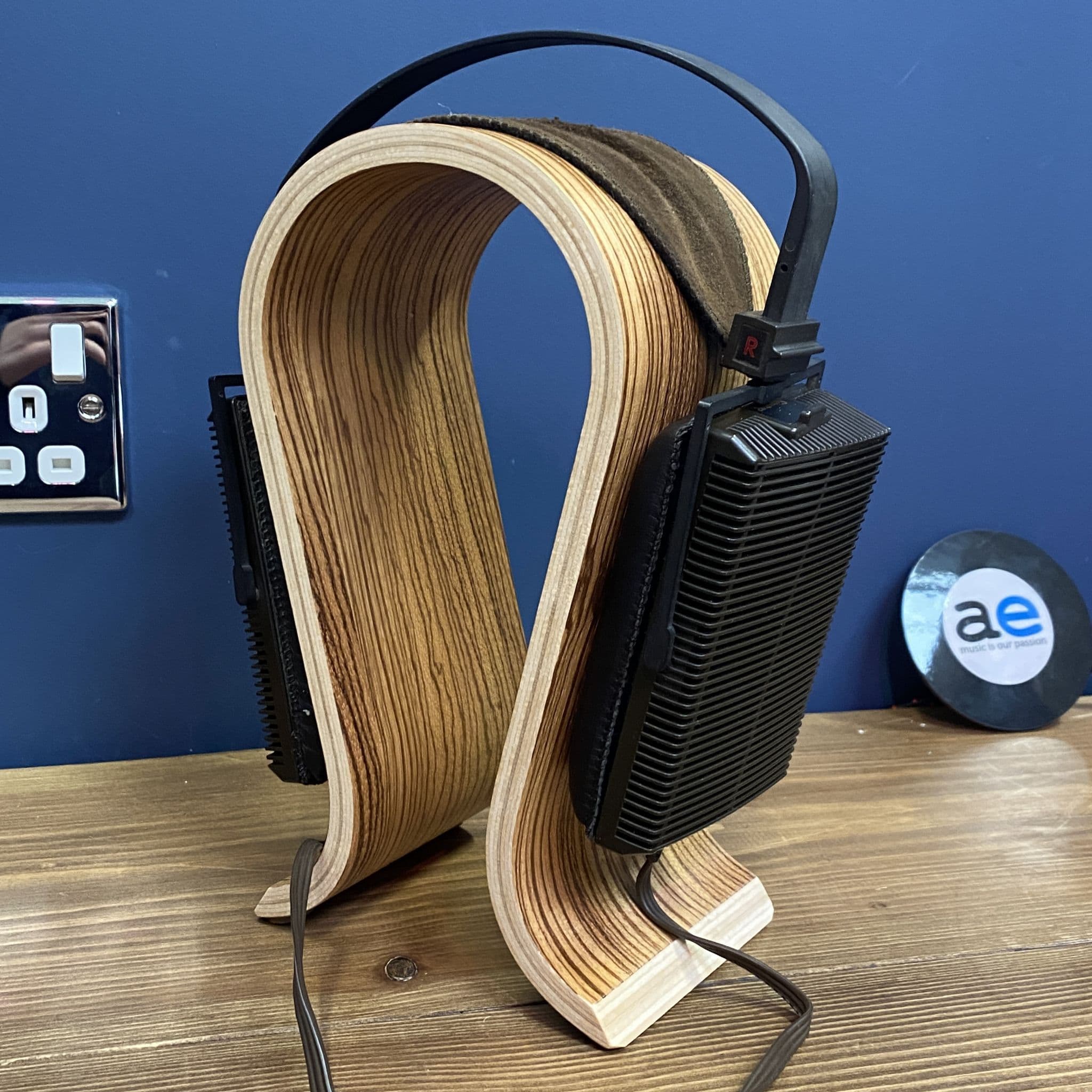 STAX SR-Λ&SRD-7 Stax SR Lambda Signature Headphones + SRD-7 SB Energiser | Audio