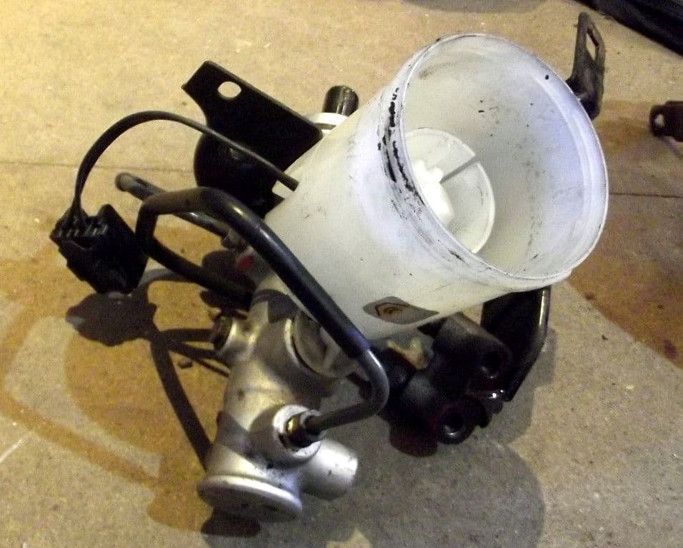 Brake master cylinder Mazda MX5 mk2 5 with ABS N0684340Z USED