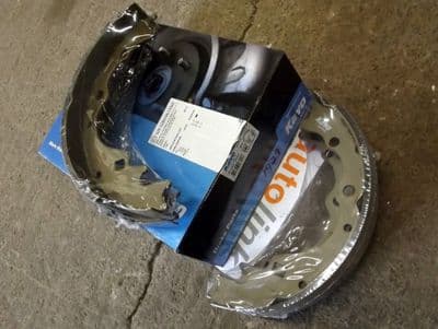 Brake shoes, rear, Mazda E2200 van