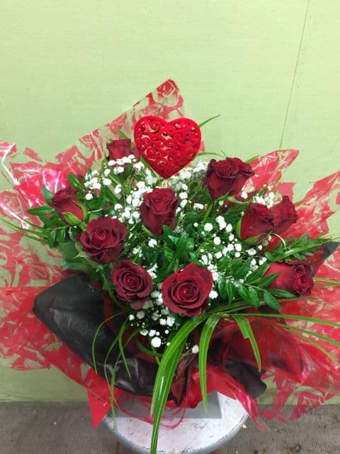 12 top quality roses in aqua box