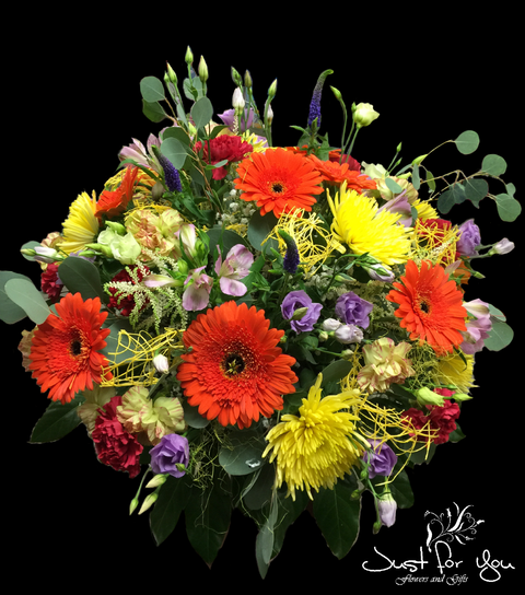 Round colourful posy