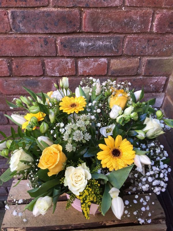 White and yellow flowers hat box