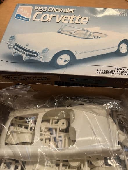 1953 NEW AMT ERTL 1953 CORVETTE ROADSTER unbuilt KIT 1/25 scale # 6519 box faded