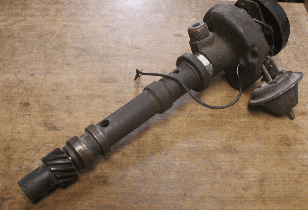 19621974 Tach Drive Distributor W/Vacuum Advance GM 1111194 Used