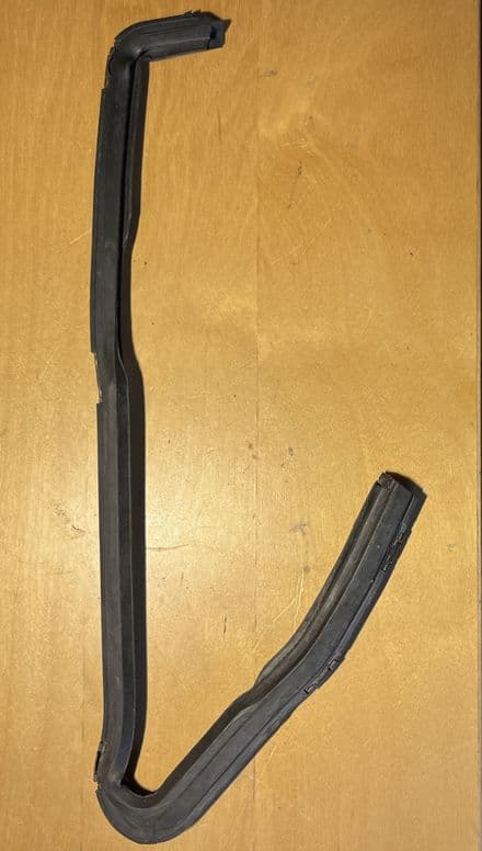 1963-1967 C2 repro GM 3823307 , convertible Vent window Front LH WEATHERSTRIP New - aged