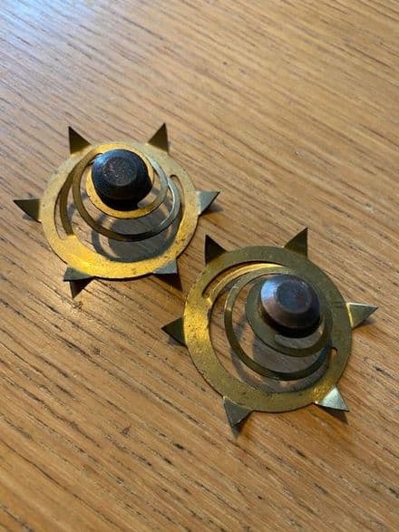 1963-1968 Corvette C2 C3, Static attenuator 'star' brass carbon in front wheel caps.