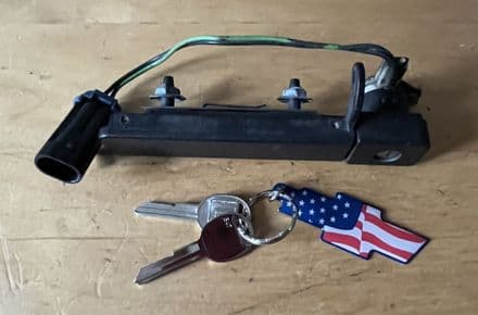 1984-1996 GM 140753589 C4 LH Exterior Door Handle, inc alarm switch , 2x blank H keys Used