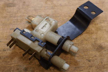 1984-90Brake Light Switch & Cruise Vacuum Switch W/Bracket,GM25509432 GM9794682,Used Fair