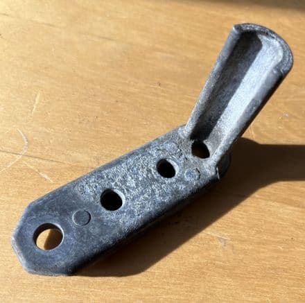 1984-96 C4 , GM 14048993 rear monoleaf mount bracket ctr to diff ,Used good