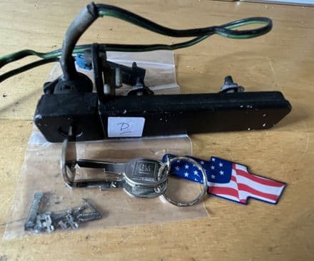 1984-96 GM 14075358 Outside pass Door Handle  with 2x D keys RH,Original,Used