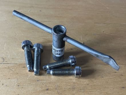 1988 - 1989 OEM GM 10097588 C4 Corvette Wheel Centre Cap retainer kit used