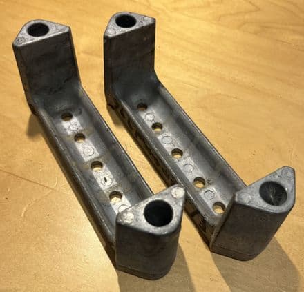 1988-96 C4 , GM 10052283 Fr monoleaf spring Brackets , very nice