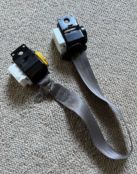 1997-2000 SEAT BELT RH GM 10434540 inc both RETRACTORS , Pewter , New & boxed