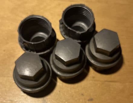 2000-2004 Set of 5 used Corvette GM9593229 silver/grey wheel nut caps,