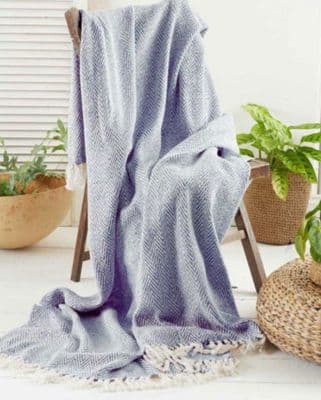 CHEVRON DESIGN THROW BLUE/IVORY