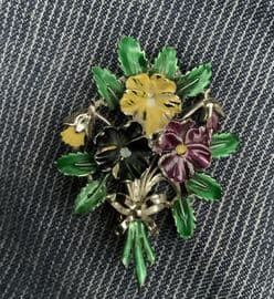 A Pansy Brooch - 1960's  Flower Brooch signed Exquisite