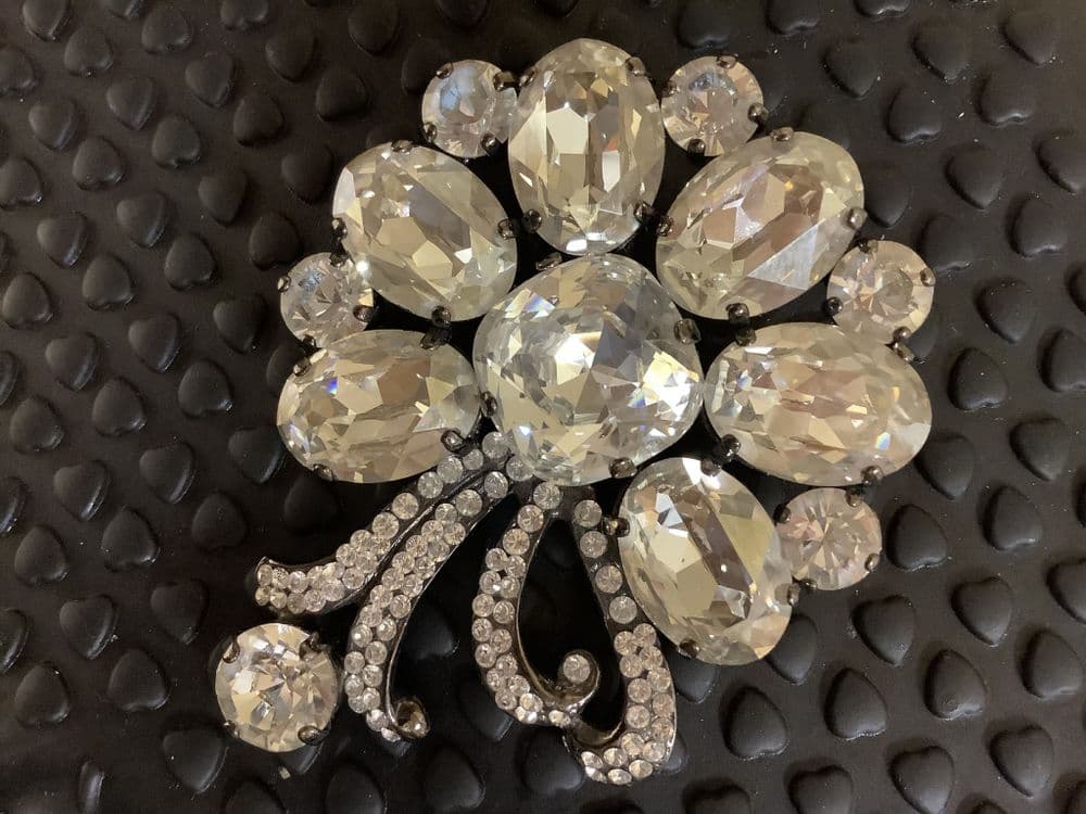 D&g brooch deals
