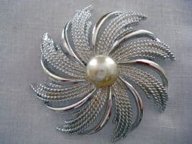 Vintage Pearl Brooch | 1960s Brooch | Pearl Brooches