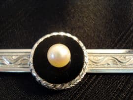 VINTAGE STERLING SILVER AND CULTURED PEARL TIE CLASP (sold)