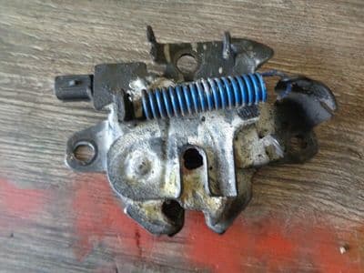 toyota avensis 1.6 d - bonnet catch (2015-2019)