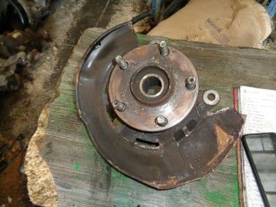 toyota avensis 1.6 D - driver front hub (2015-2018)