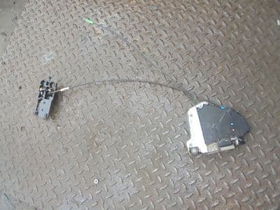 toyota avensis 1.8 - drivers front door lock (2003-2006)