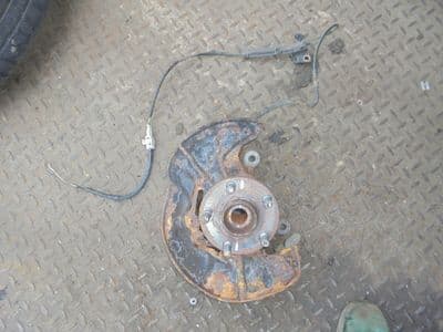 toyota avensis 1.8 - drivers front hub (2003-2006)