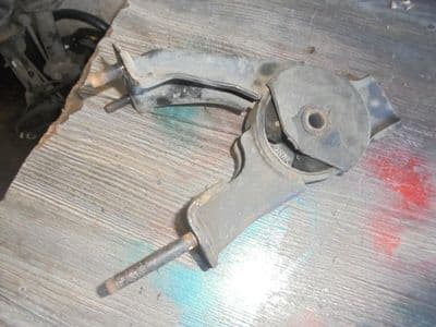 toyota avensis 1.8 - engine mount (2003-2006)