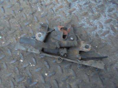 toyota avensis 2.0 d4d - bonnet catch  (06-08)