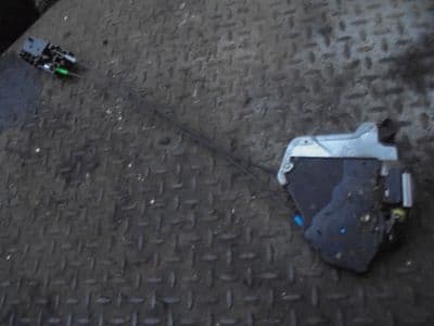 toyota avensis 2.0 d4d - passengers front door lock (06-08)