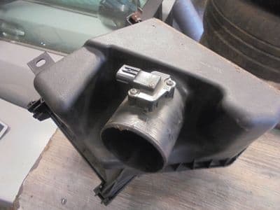 toyota avensis 2.2 D4D T4 - air flow meter 22204-26010  (2009-2012)