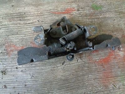 toyota avensis - bonnet catch (2006-2009)