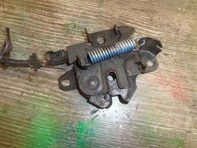 toyota avensis - bonnet catch (2015-2018)