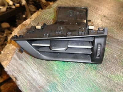 toyota avensis - driver dash vent (2015-2018)
