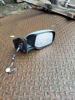 toyota avensis - drivers door mirror 2006-2008