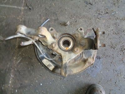 toyota avensis - passenger front hub (2015-2018)