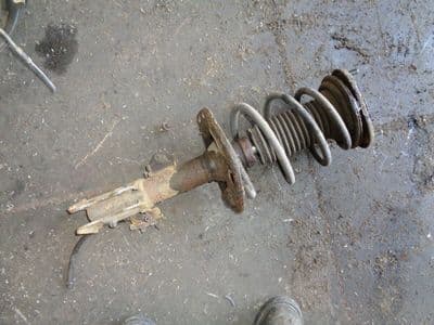 toyota avensis - passenger front strut (2015-2018)