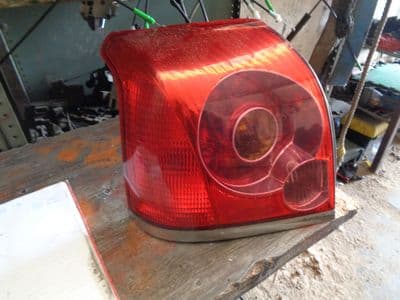 toyota avensis - passenger tail light 2003-2006