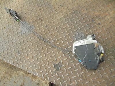 toyota avensis - passengers front door lock (2003-3006)