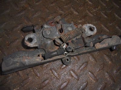 toyota avensis saloon - bonnet catch (2003-2006)